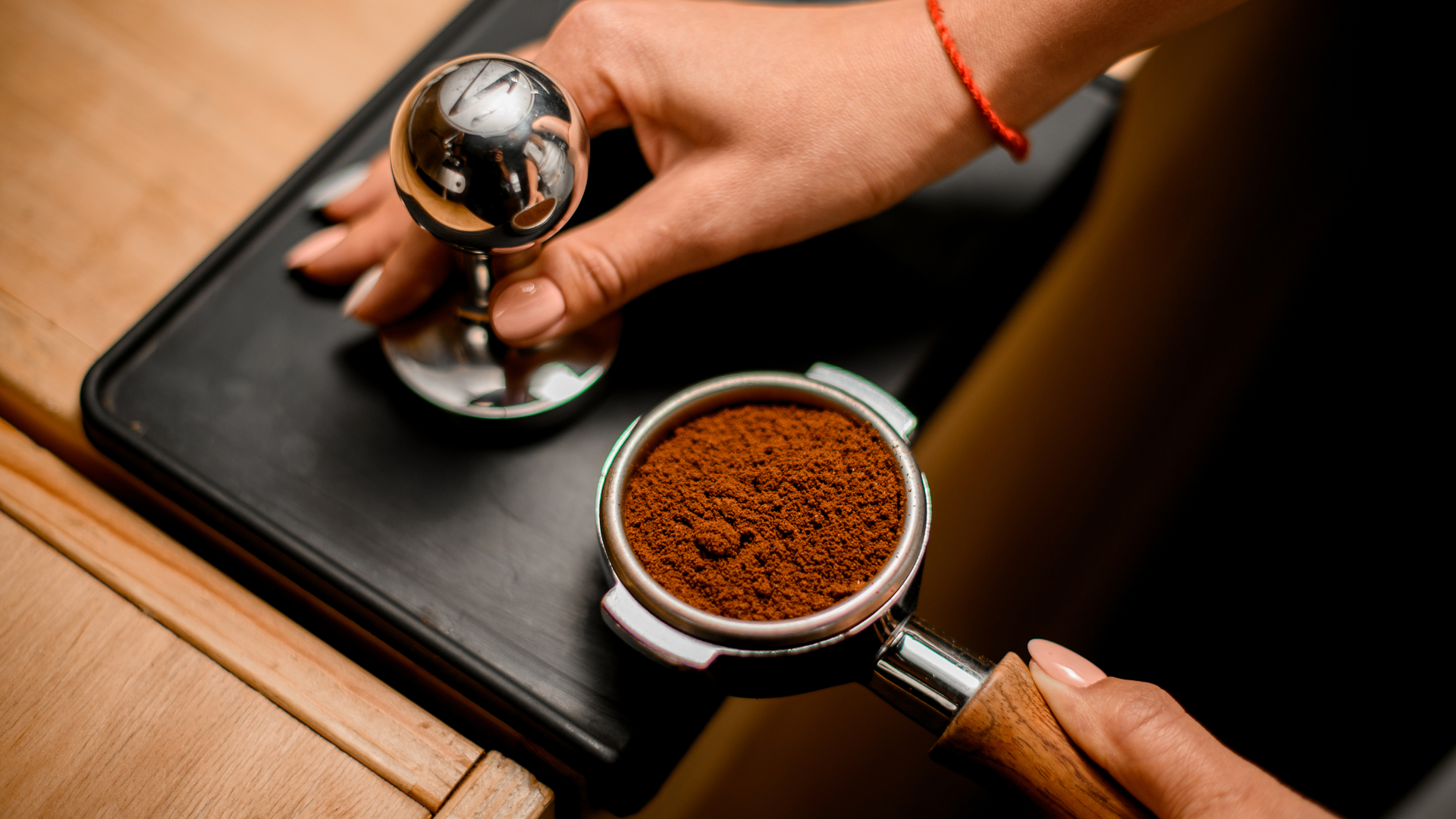 Espresso yapmayı gösteren kahve telvesi ile dolu bir portafiltre