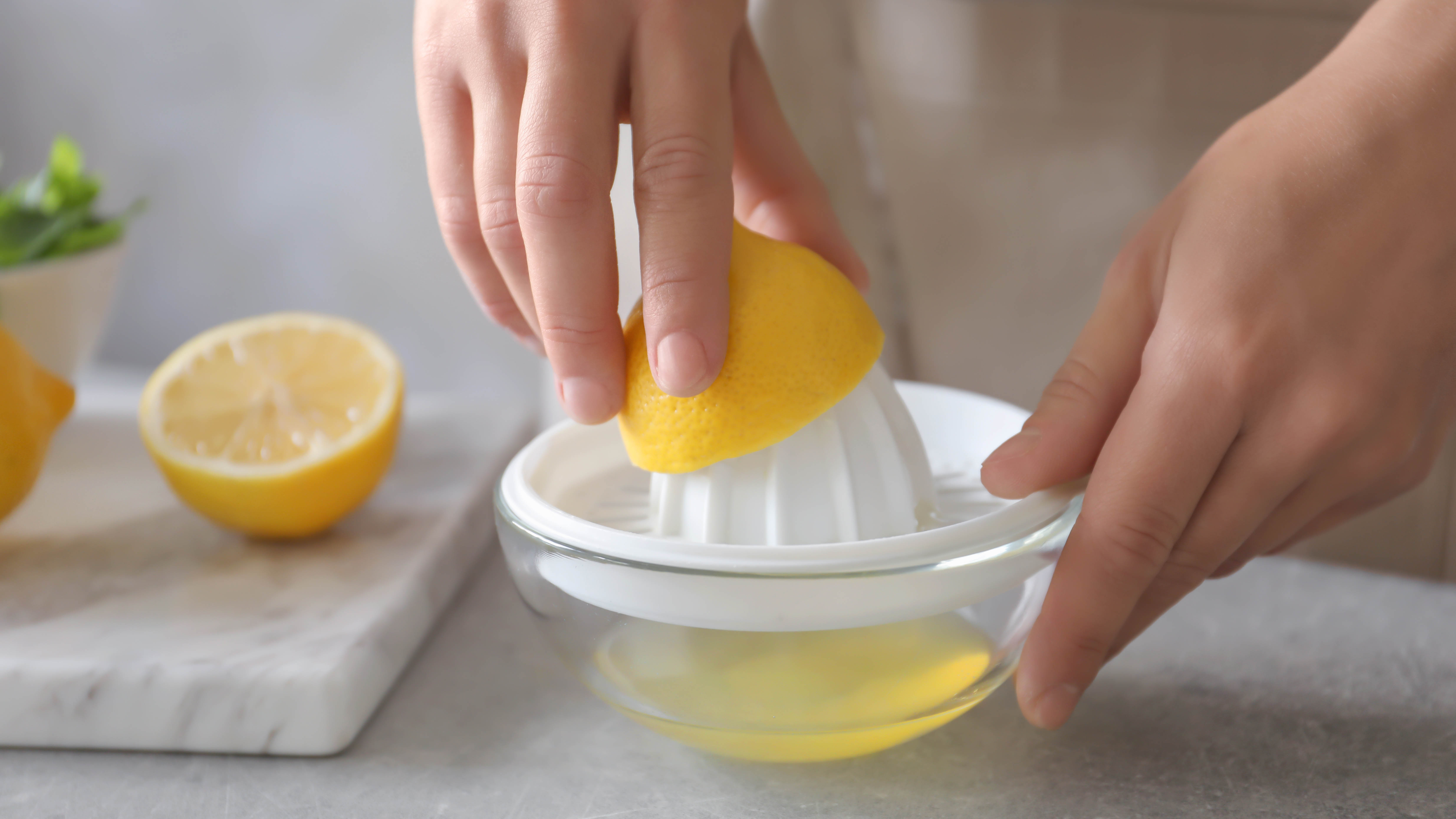Bir kaseye limon sıkmak
