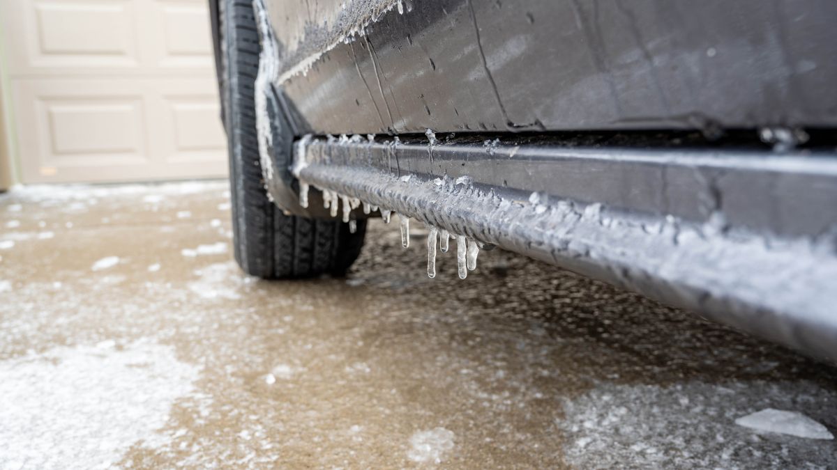 Bir araba yolundan buz hızlı ve güvenli bir şekilde nasıl çıkarılır