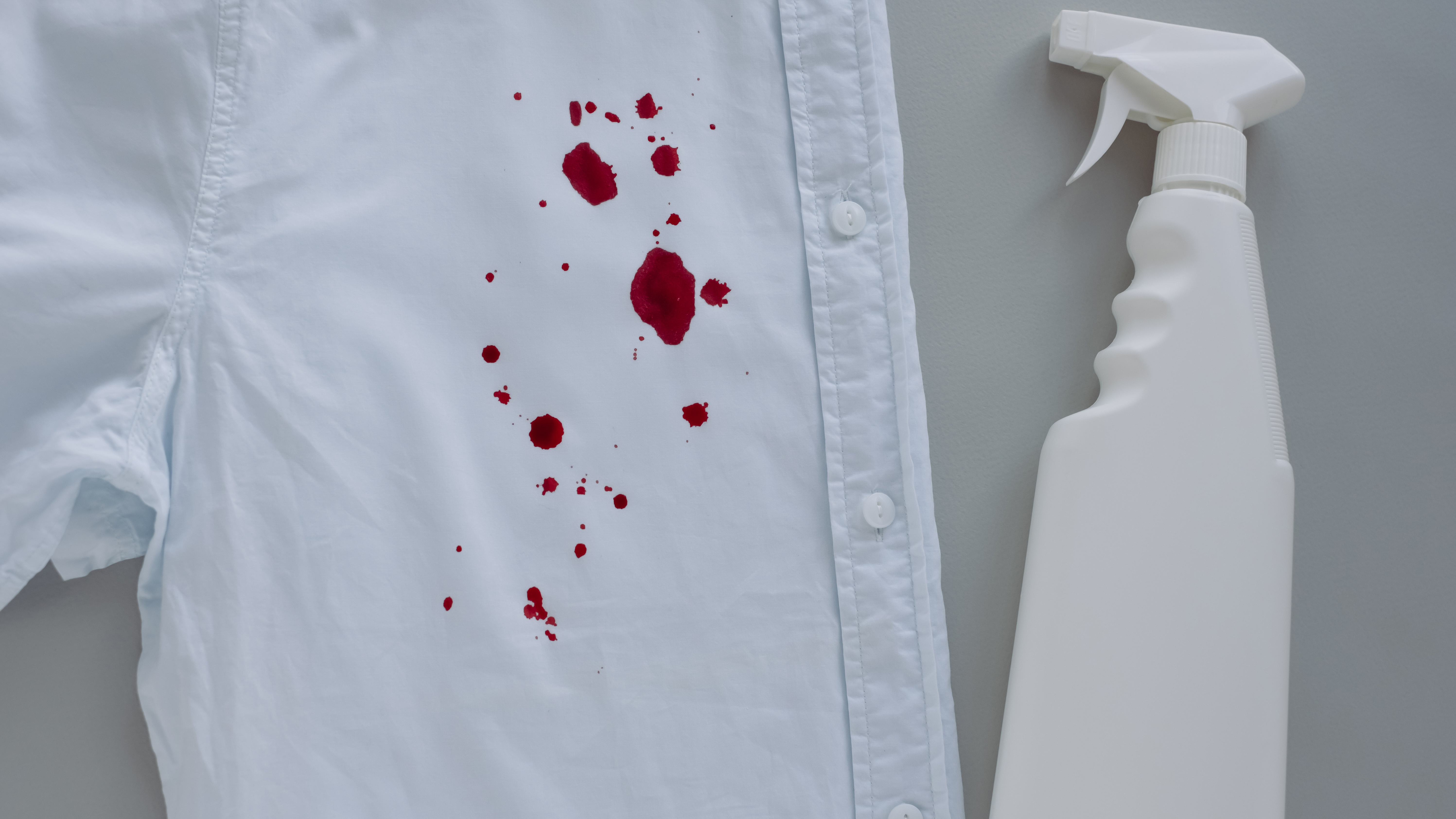 Sprey şişesi ile beyaz gömlek üzerinde kan lekesi