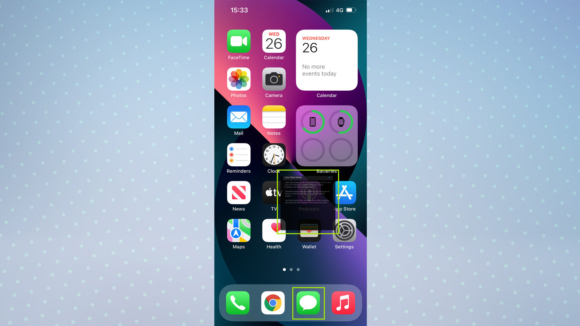 Ayrılmış görüntü ve Mesajlar uygulamasının vurgulandığı iOS 15 Ana Ekranı