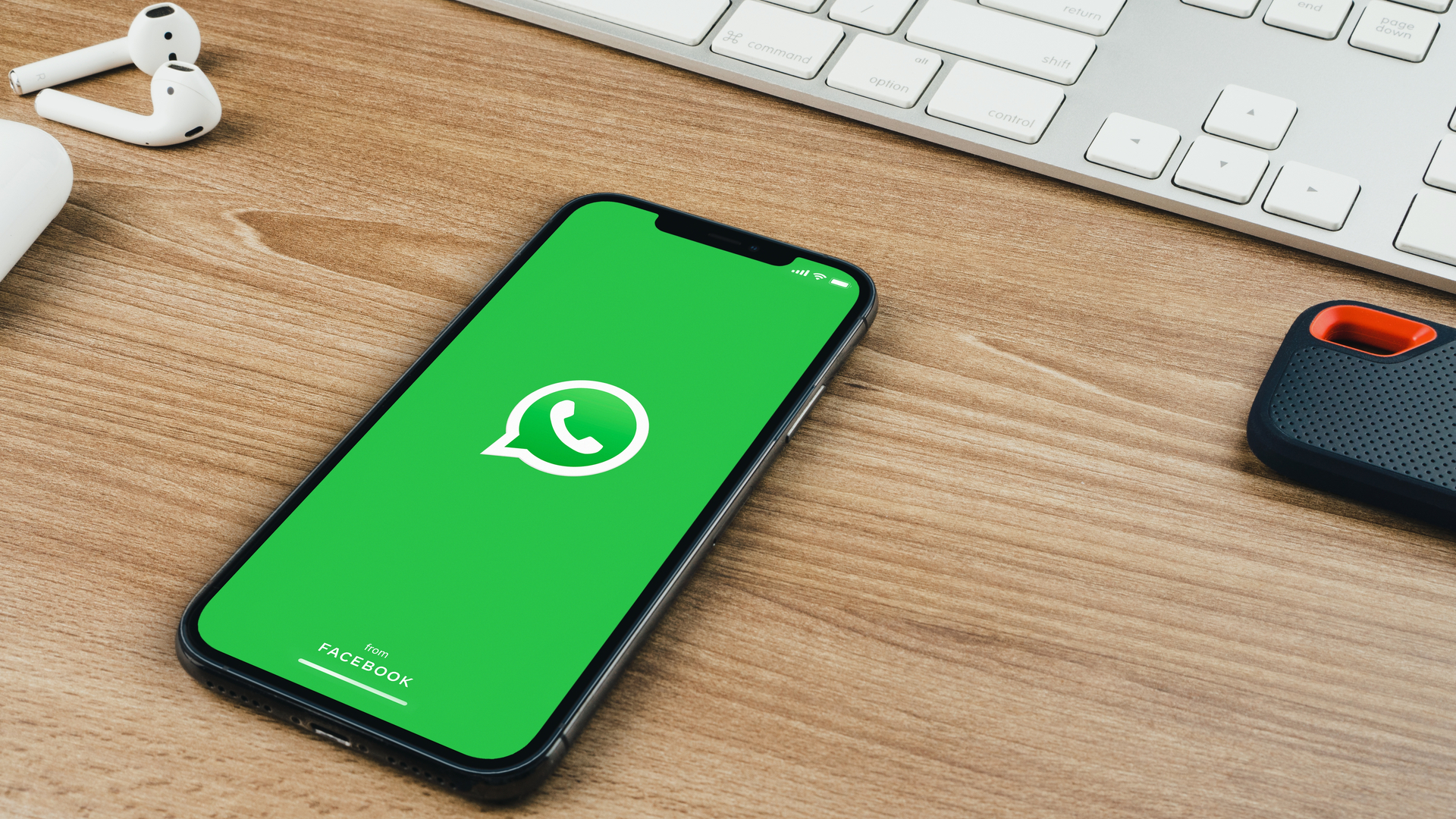 WhatsApp'ı gösteren akıllı telefon
