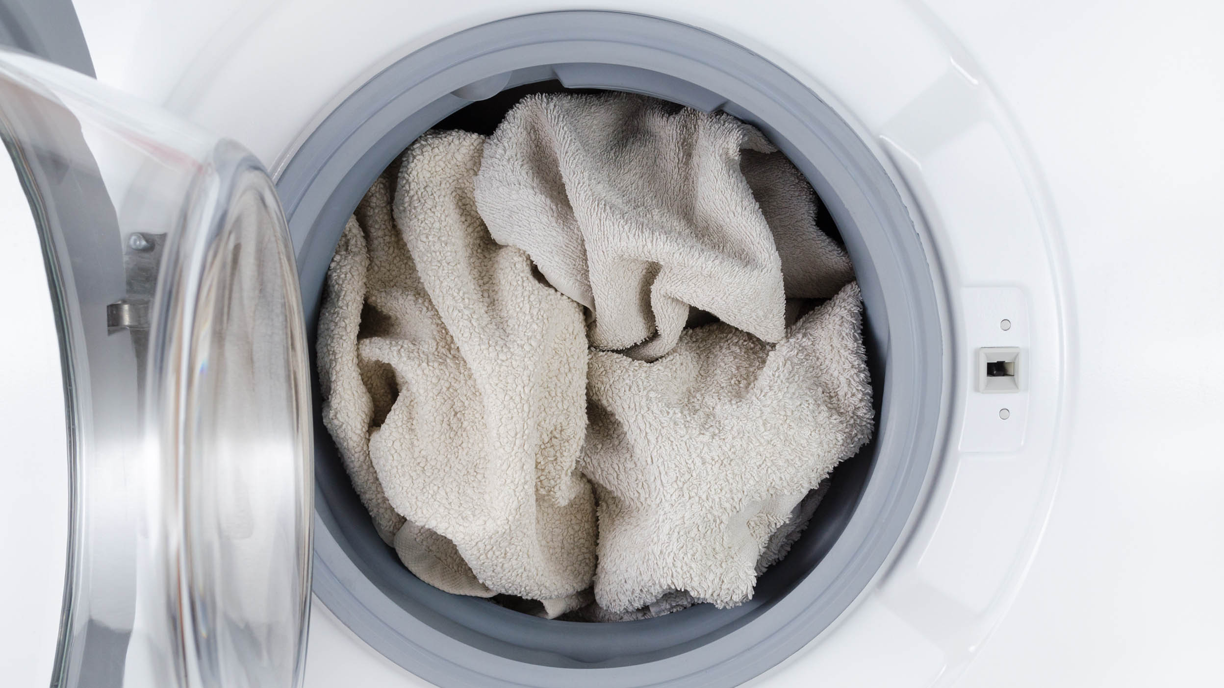 Beyaz havlu ile paketlenmiş çamaşır makinesi