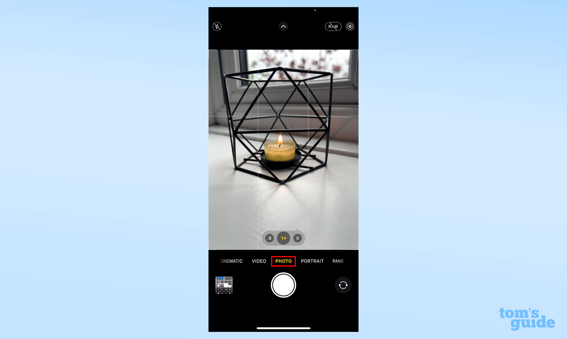 Vizörde bir mum bulunan iPhone kamera uygulamasının ekran görüntüsü