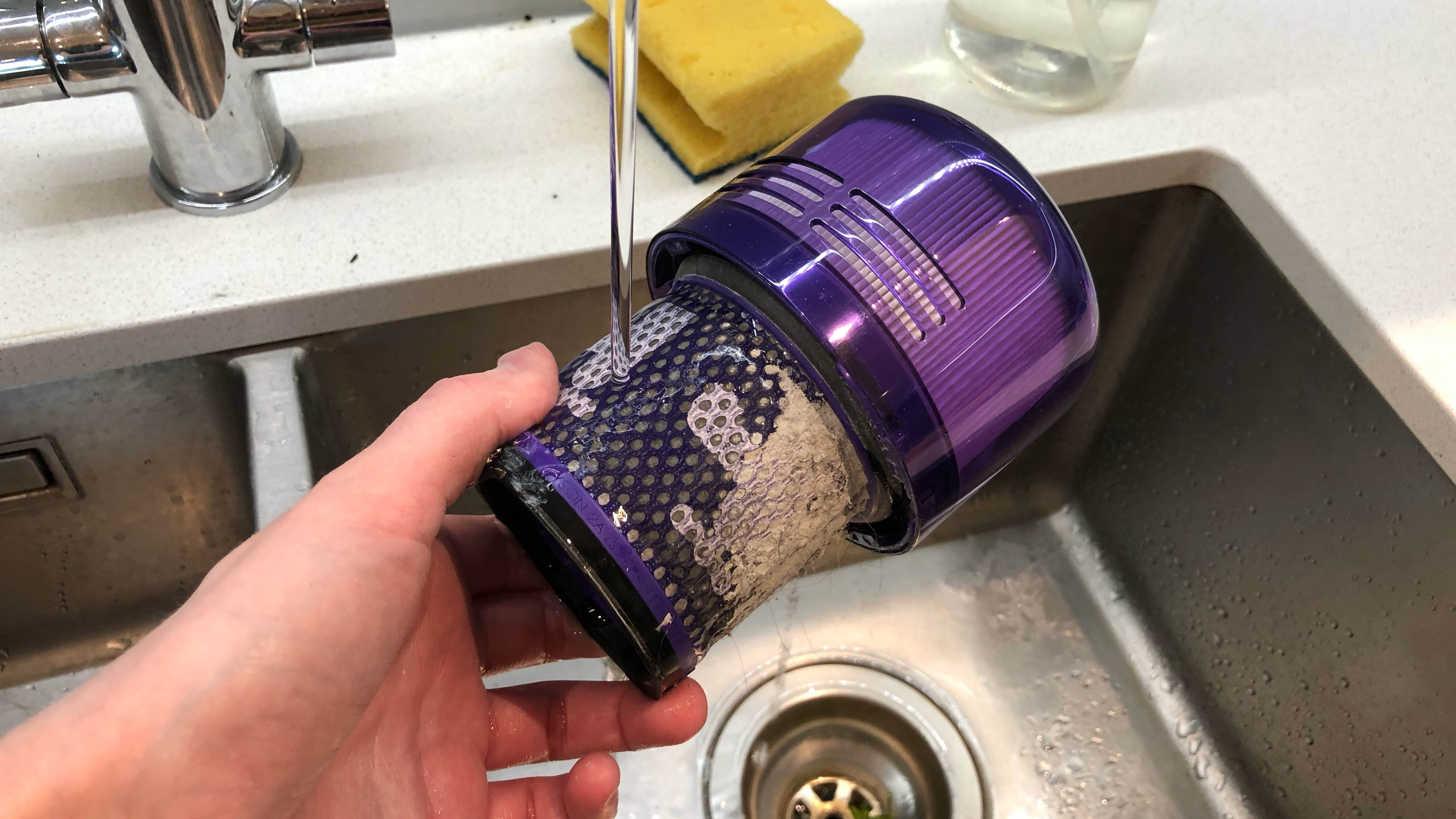 Lavaboda yıkanan Dyson elektrikli süpürgenin filtresi