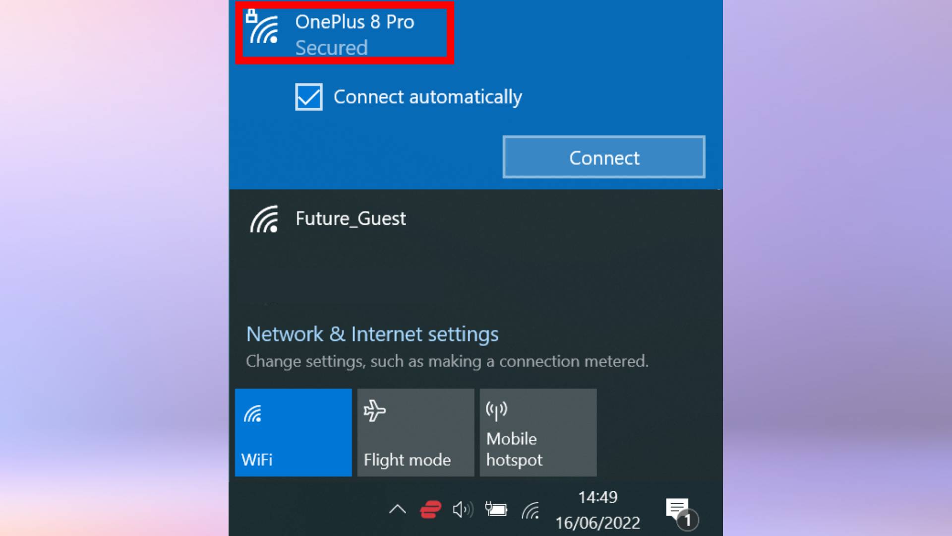 Windows dizüstü bilgisayarda Wi-Fi menüsünün ekran görüntüsü.  Listenin en üstündeki ağ adı vurgulanır.