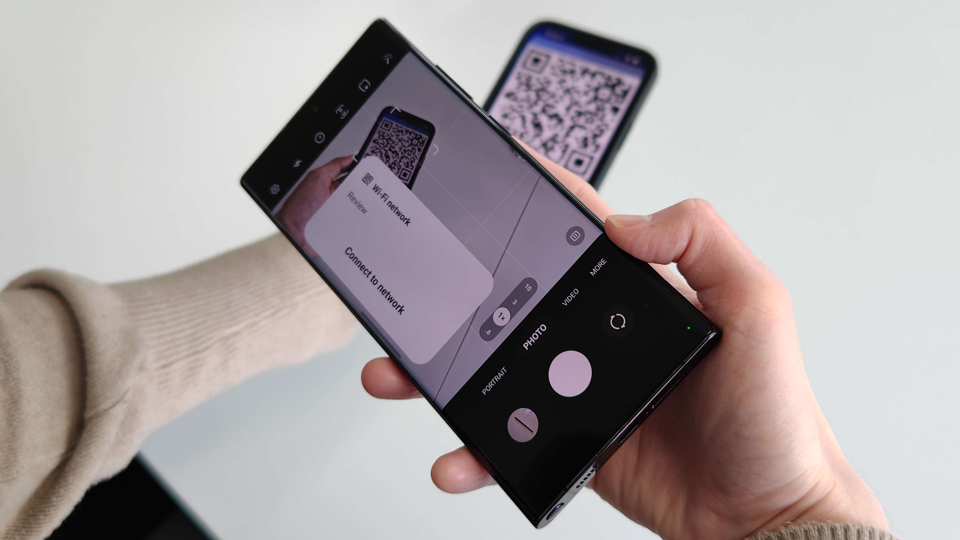 iPhone 13 Pro Max'ten Wi-Fi QR kodunu tarayan Samsung Galaxy S22 Ultra