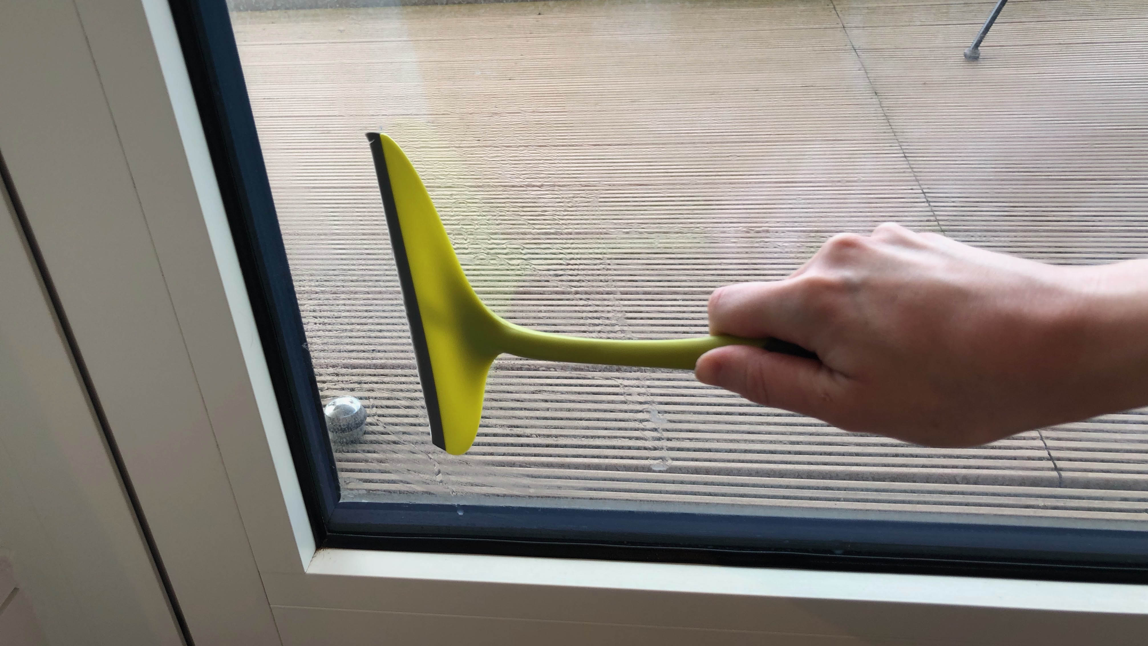 Pencere bölmesinde kullanılan bir silecek