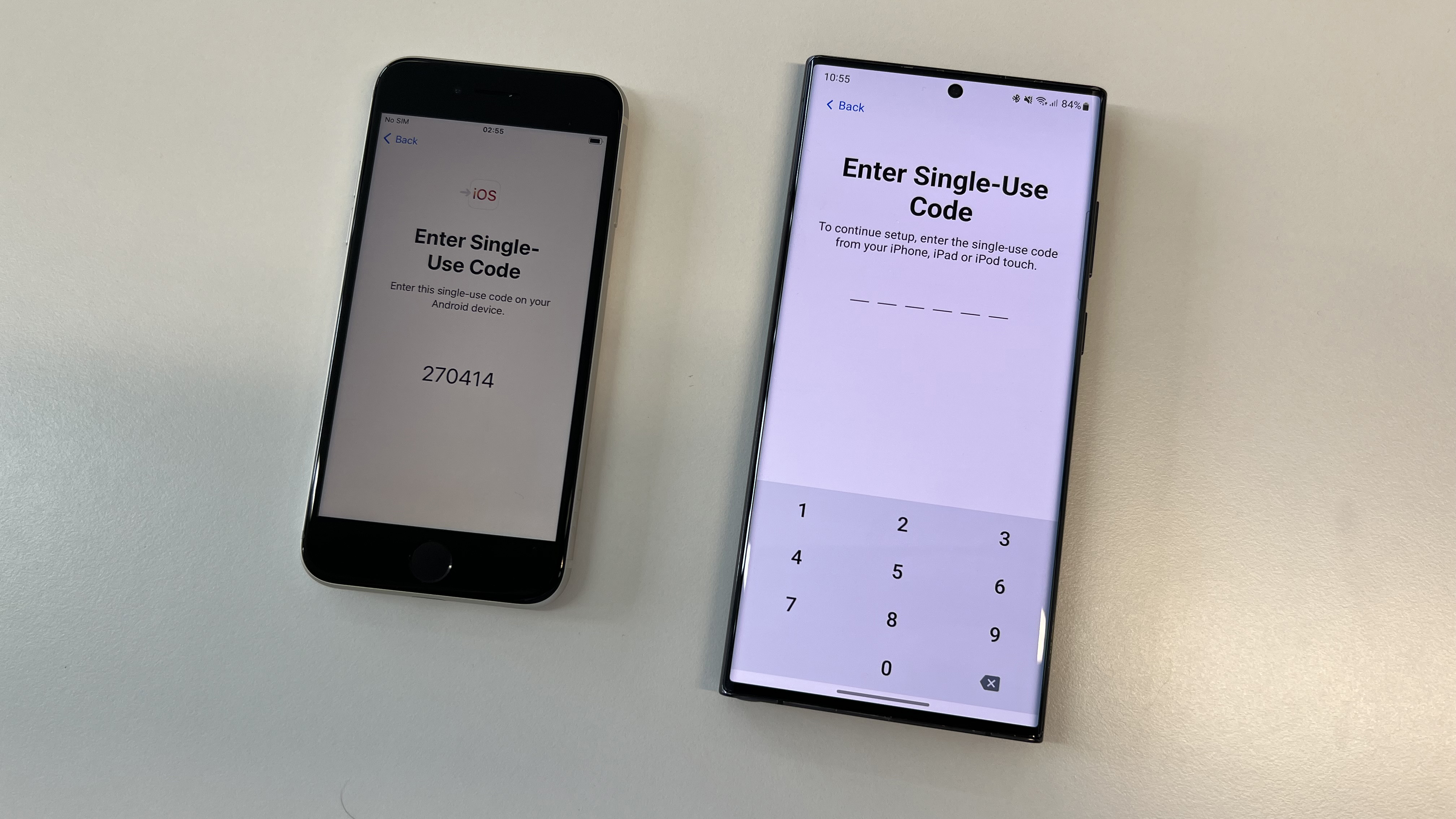 Bir iPhone SE 2022 ve bir Samsung Galaxy S22 Ultra.  S22 Ultra, iPhone'a bağlanmak için bir kod istiyor.