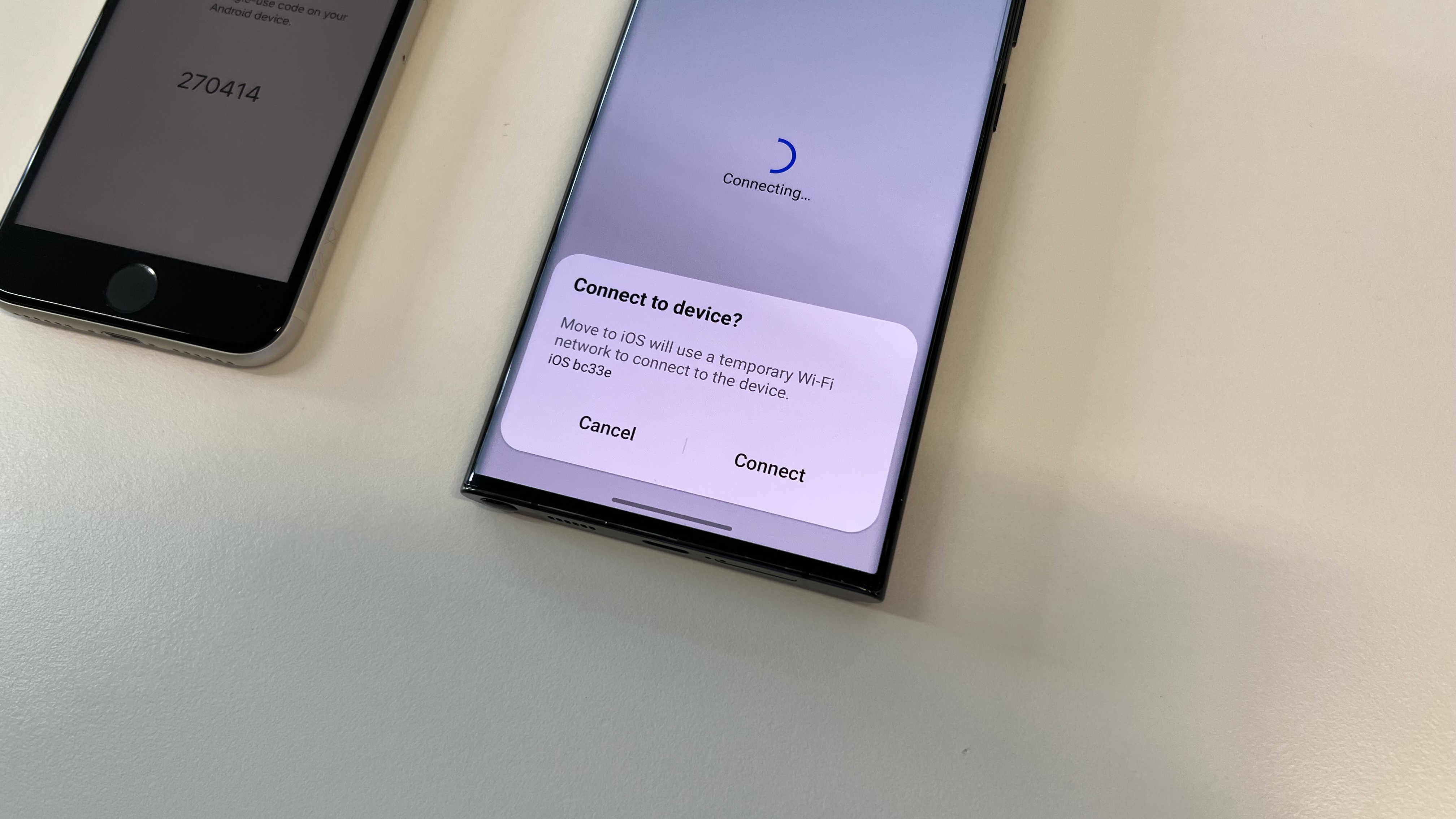 iOS'a Taşı kullanan ve bir iPhone'a bağlanmak isteyen bir Samsung Galaxy S22 Ultra