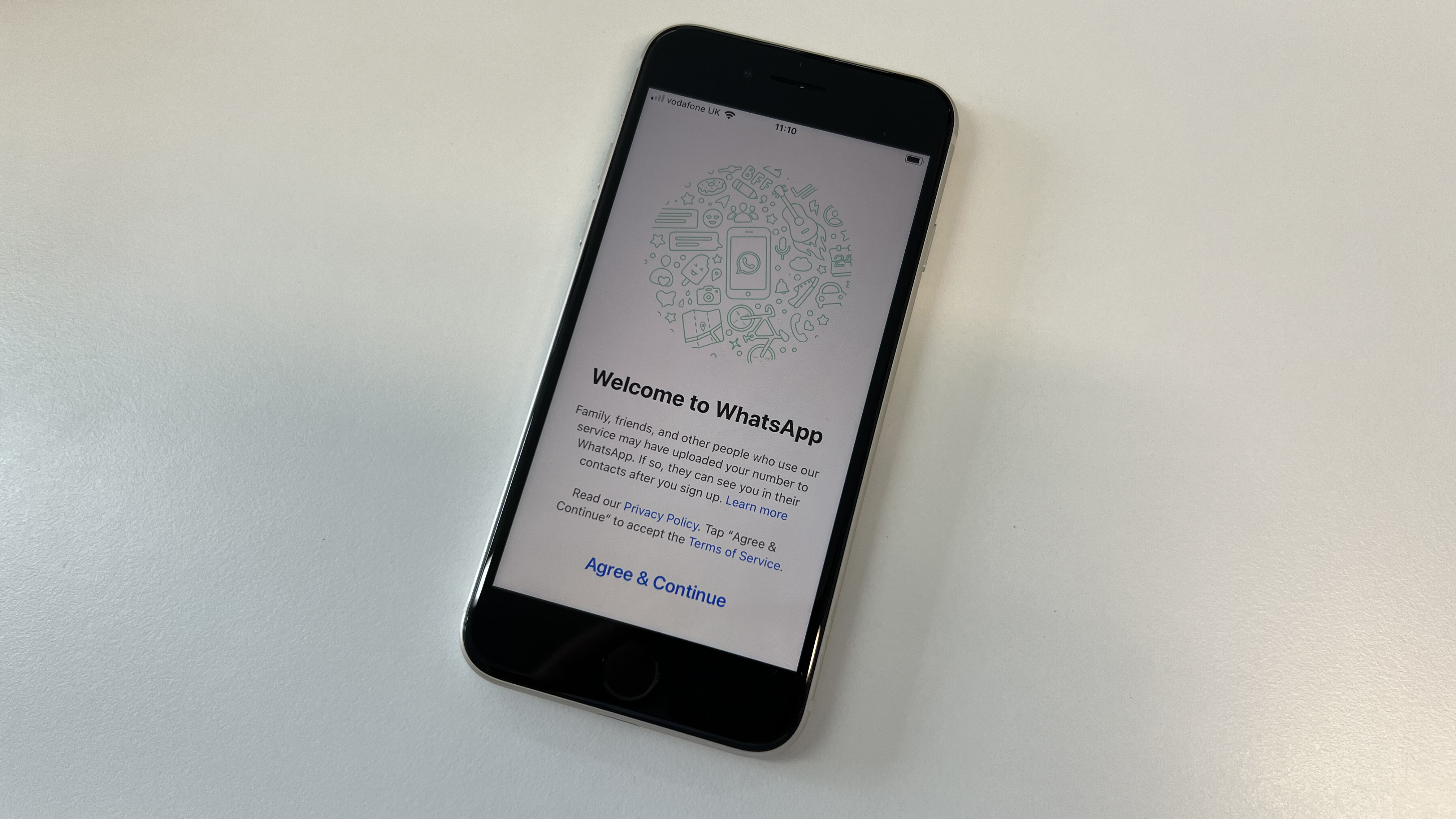 WhatsApp'ı kaydetme sürecinde bir iPhone SE 2022