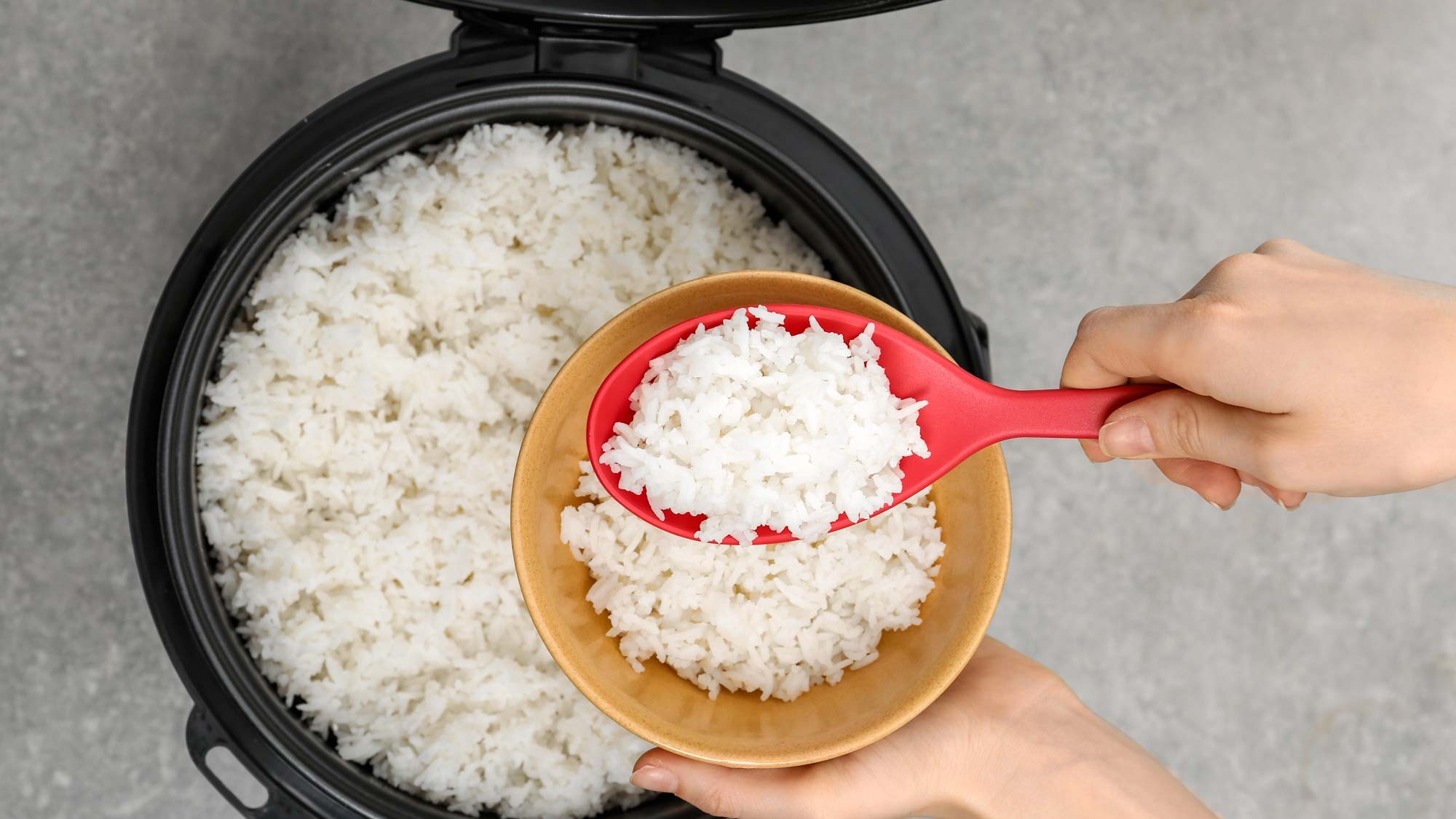 Pirinç pişiricisinden beyaz pirinç çıkarmak