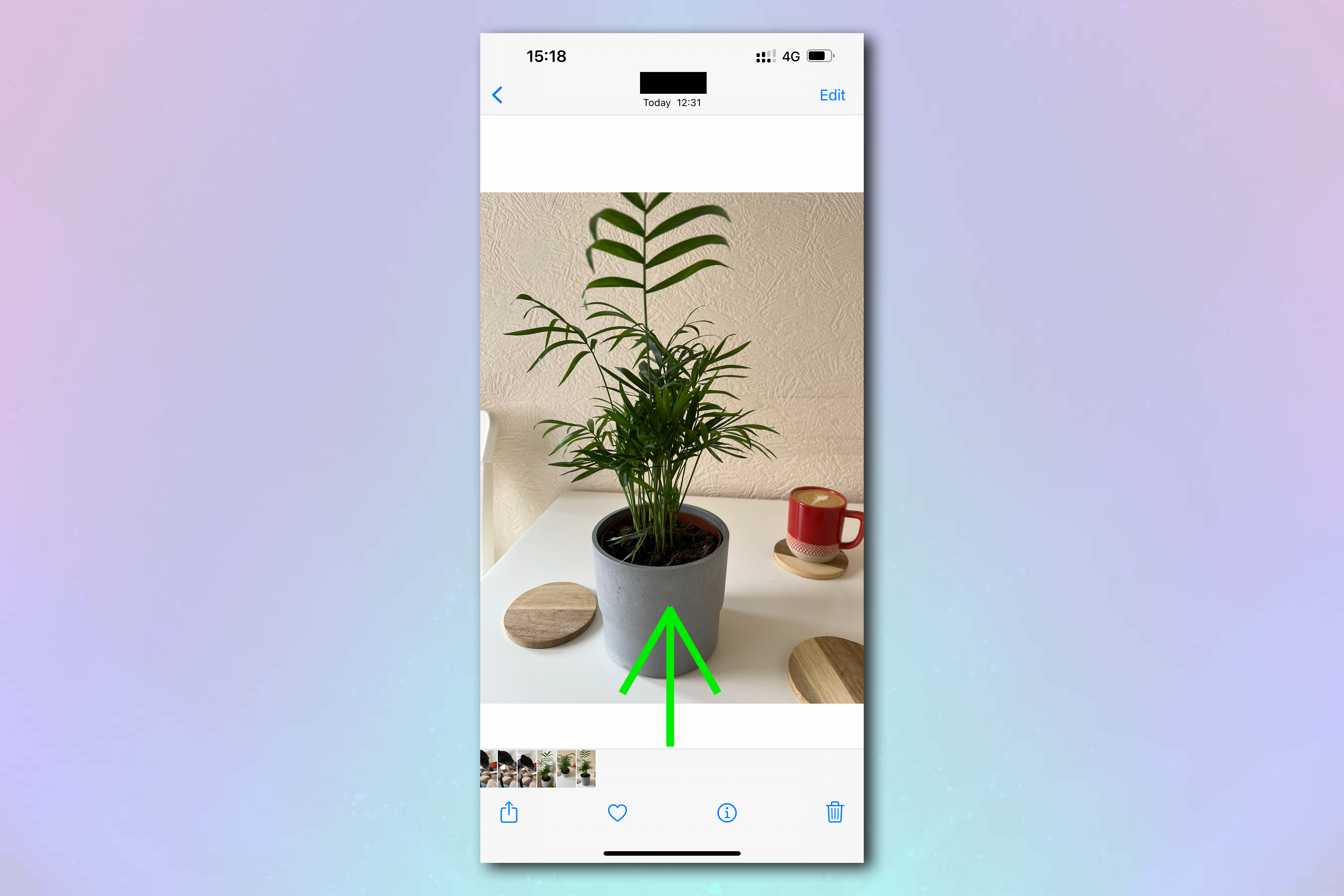 Kullanıcının yukarı kaydırması gerektiğini belirten yeşil bir ok içeren iPhone Fotoğraflar uygulamasındaki bir görüntünün ekran görüntüsü